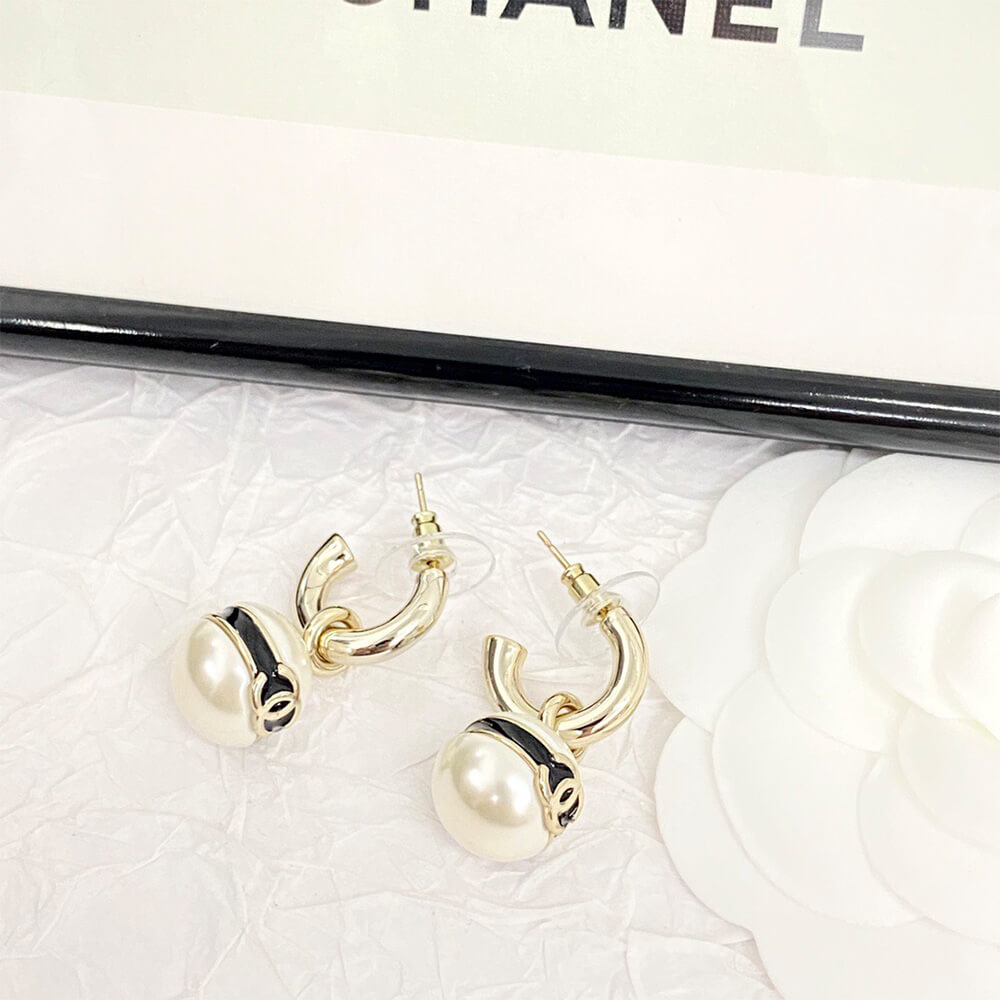 Ch**el PEARL EARRINGS