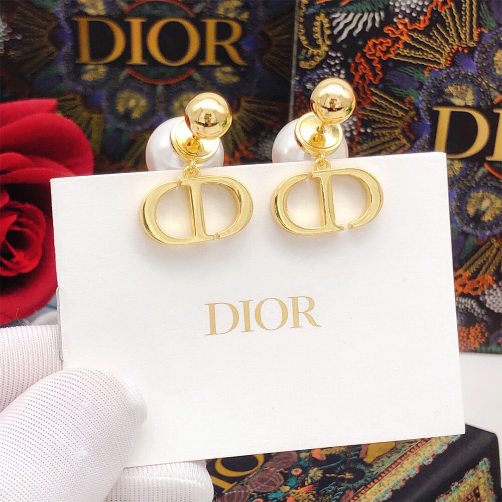 D10r PEARL EARRINGS