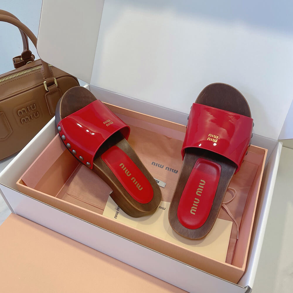 M1um1u Patent leather clogs
