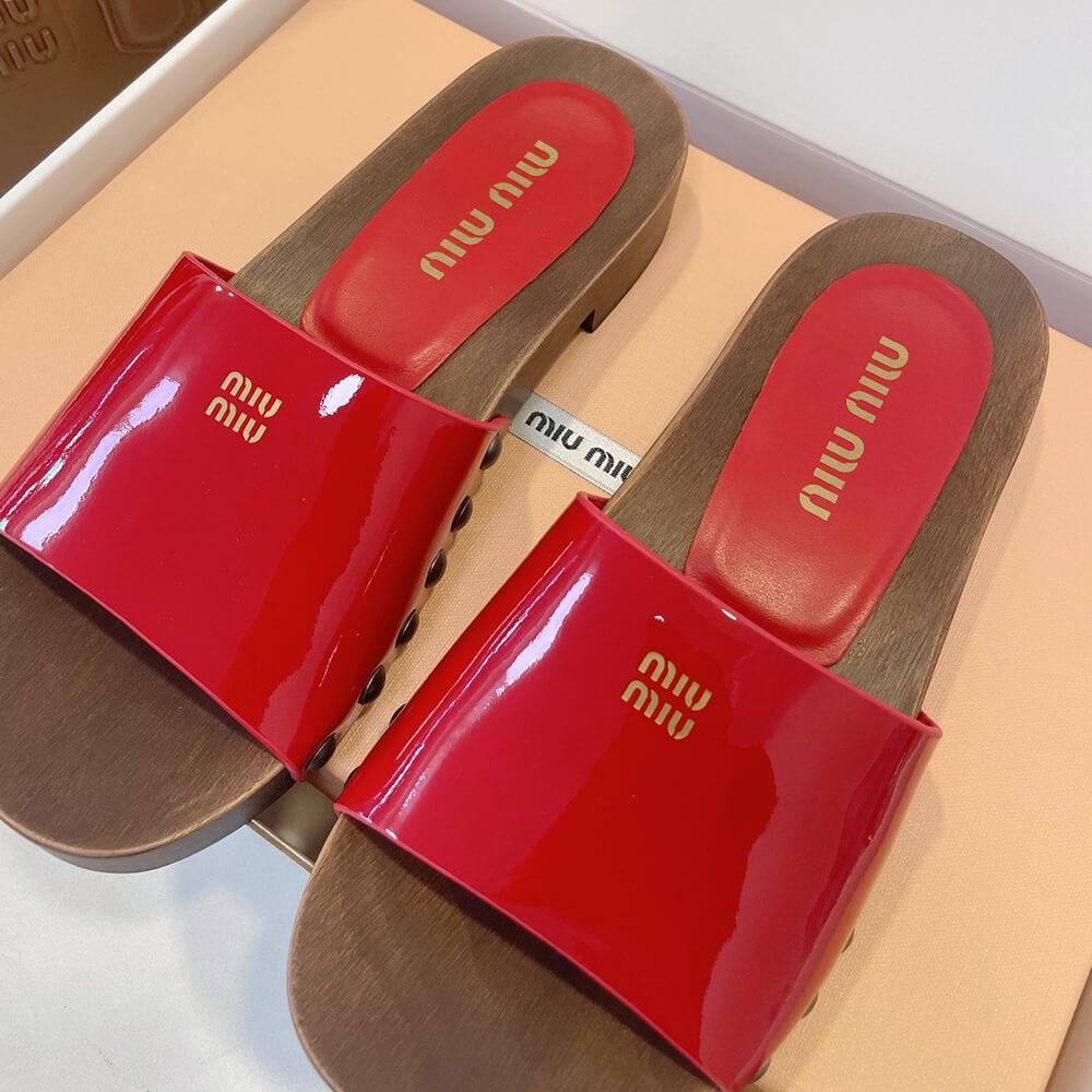 M1um1u Patent leather clogs