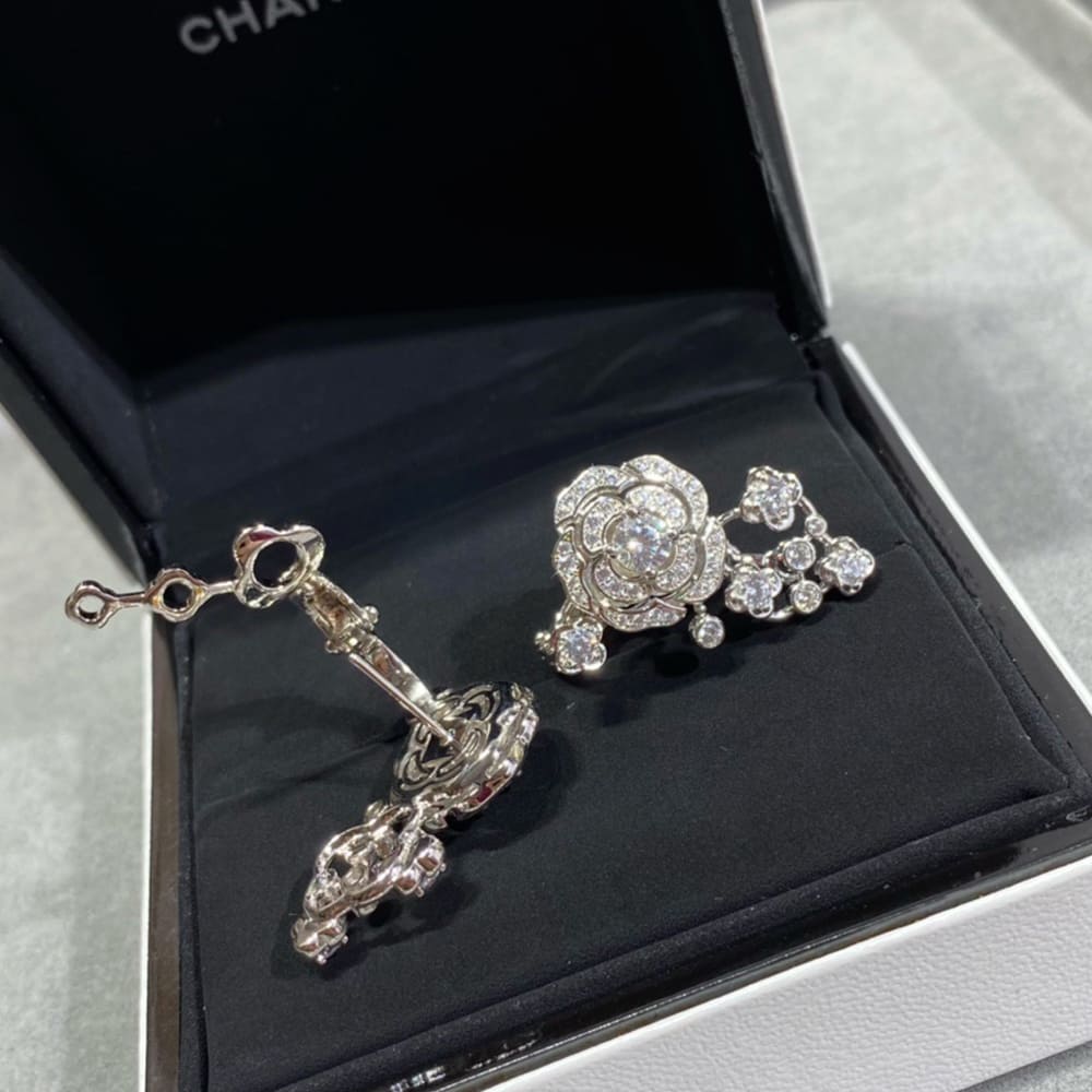 Ch**el BOUTON DE CAM??LIA HANGING EARRINGS