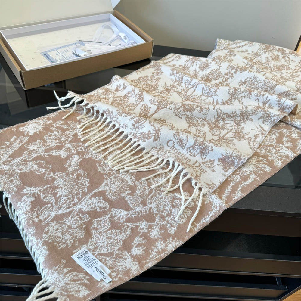 D10r Cashmere Knit Scarves
