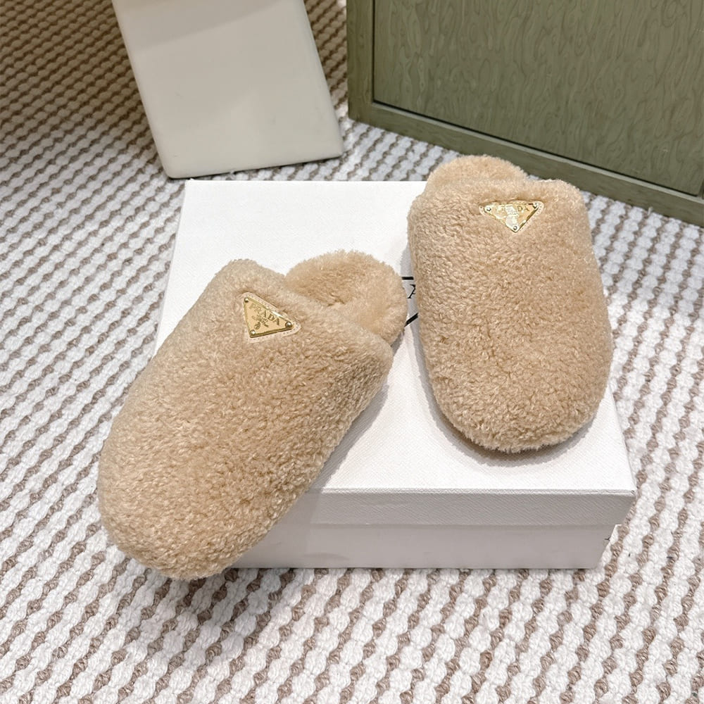 Pra*a Slippers