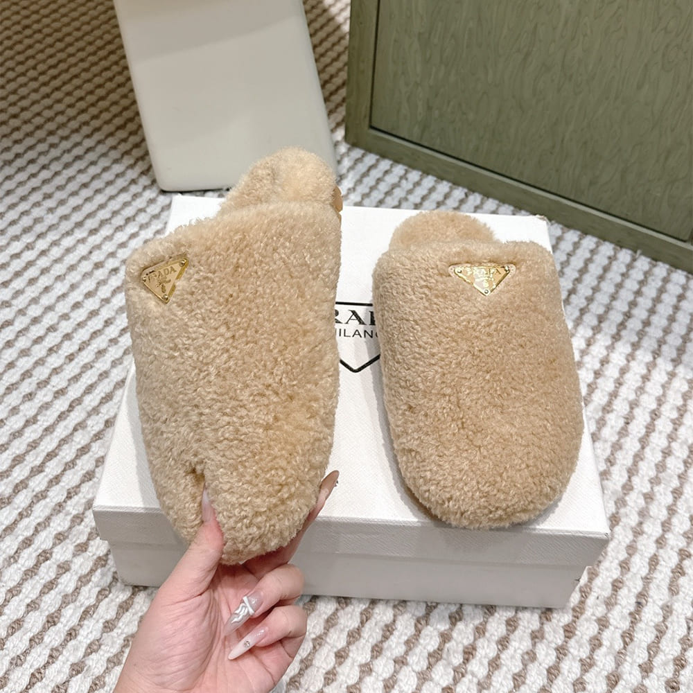Pra*a Slippers
