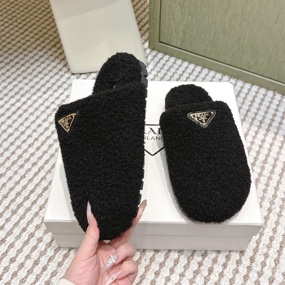 Pra*a Slippers