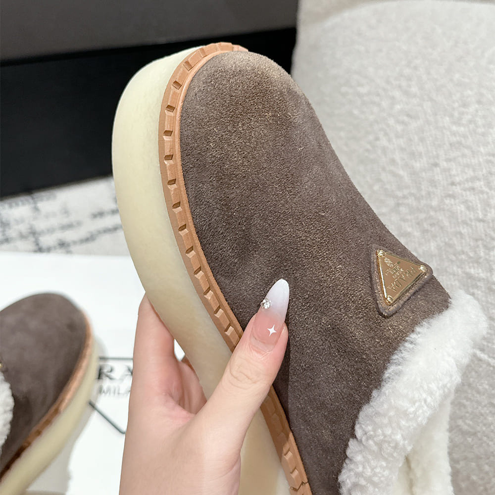Pra*a Suede slippers