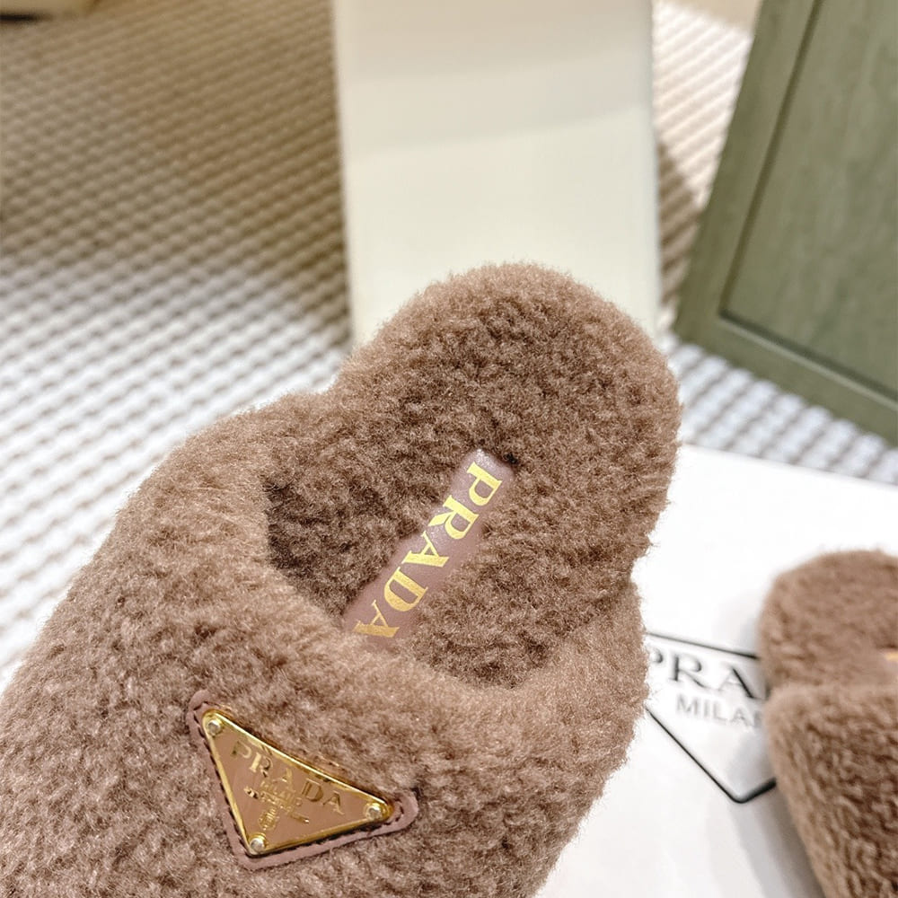 Pra*a Slippers