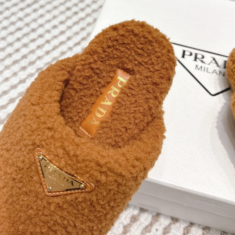 Pra*a Slippers