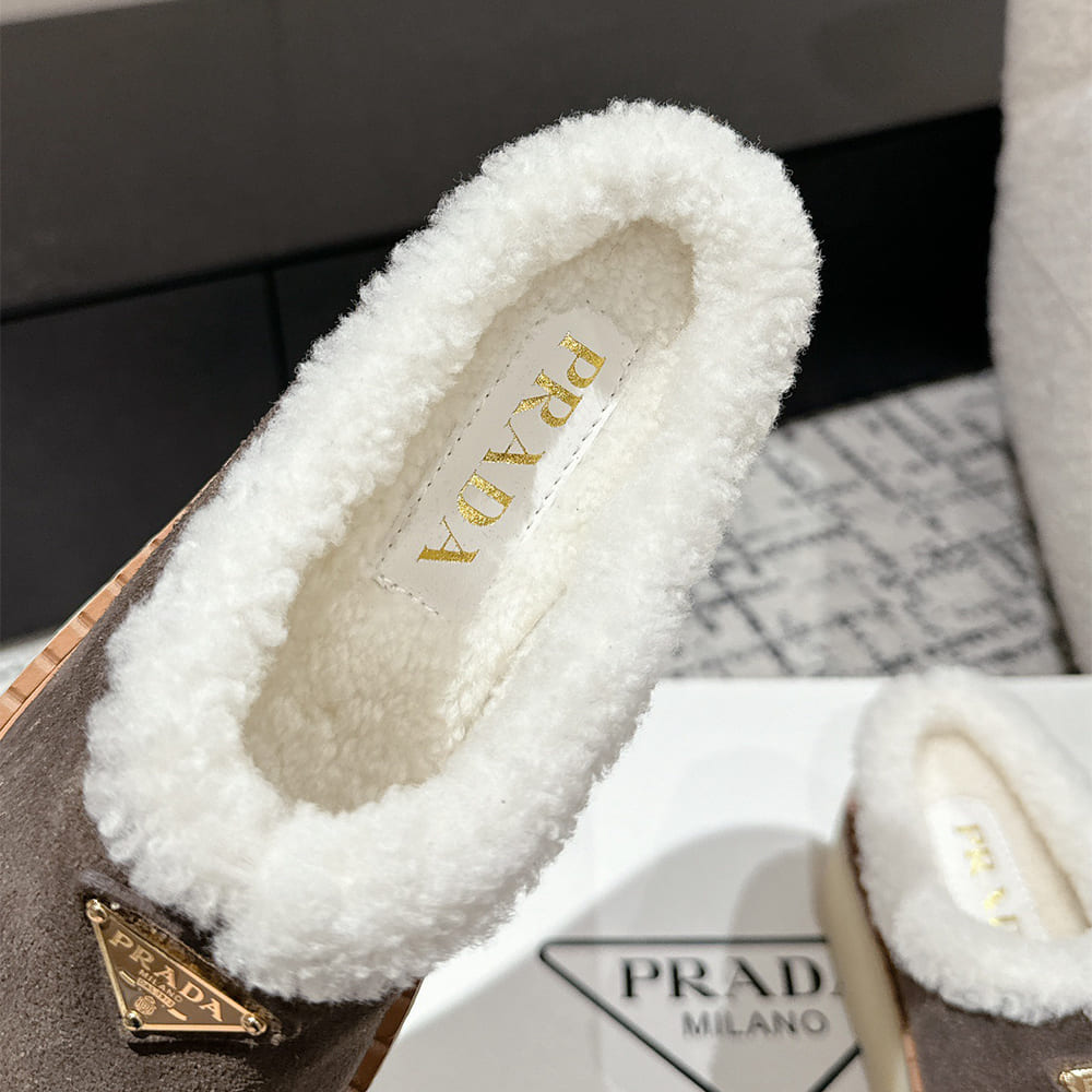 Pra*a Suede slippers