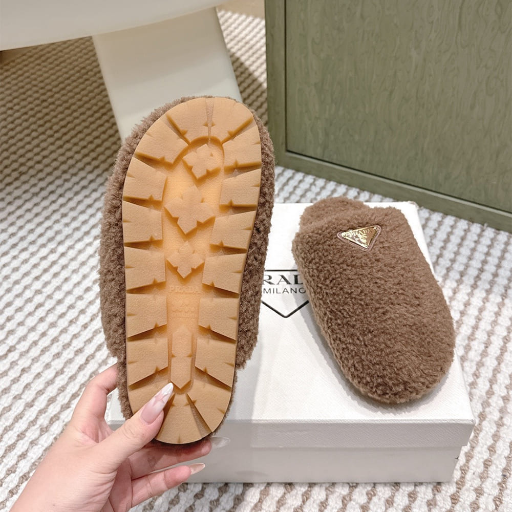 Pra*a Slippers
