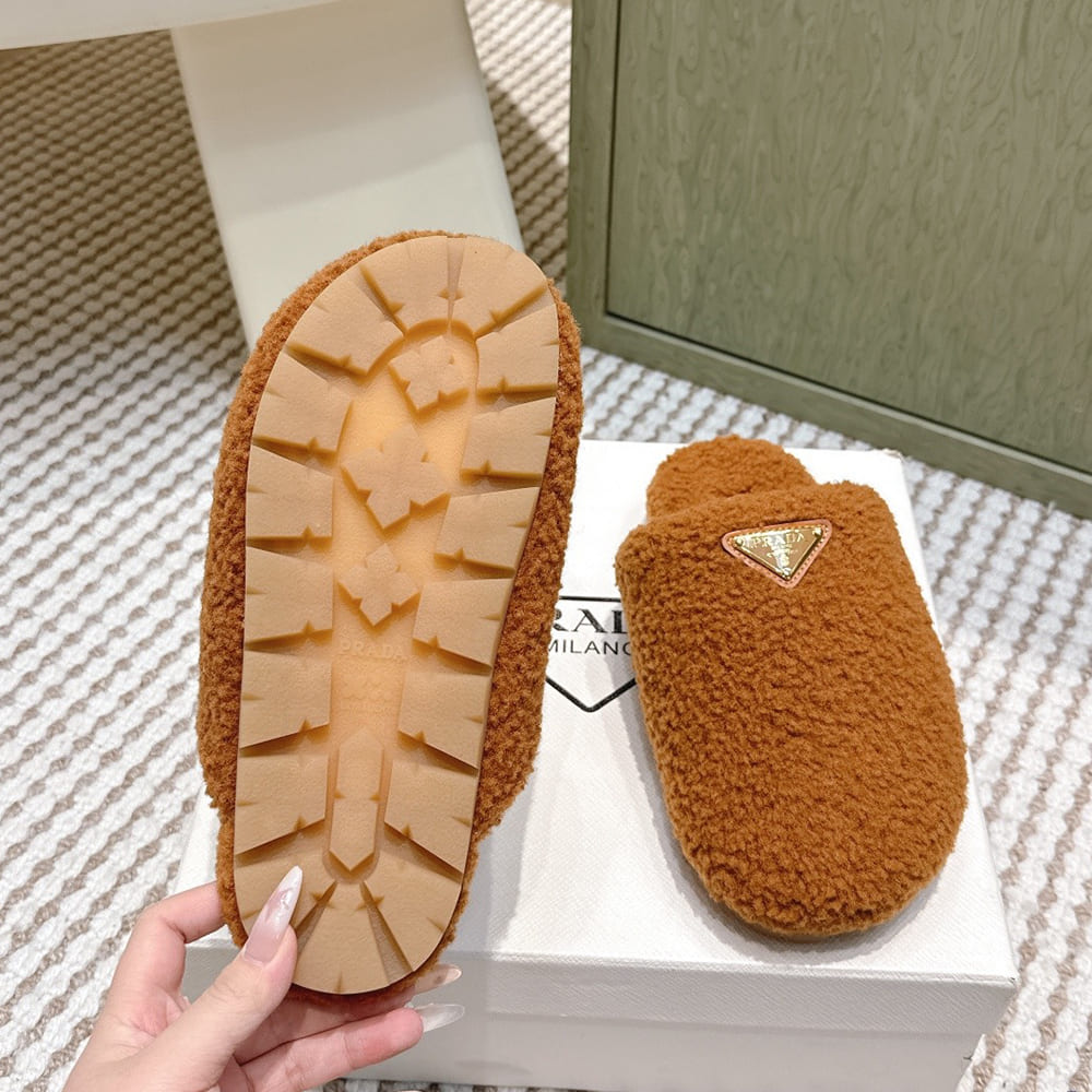 Pra*a Slippers