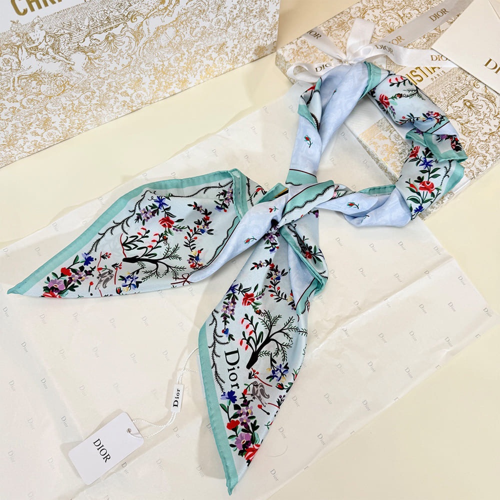 D10ramour Revolution Flowers 90 Square Scarf