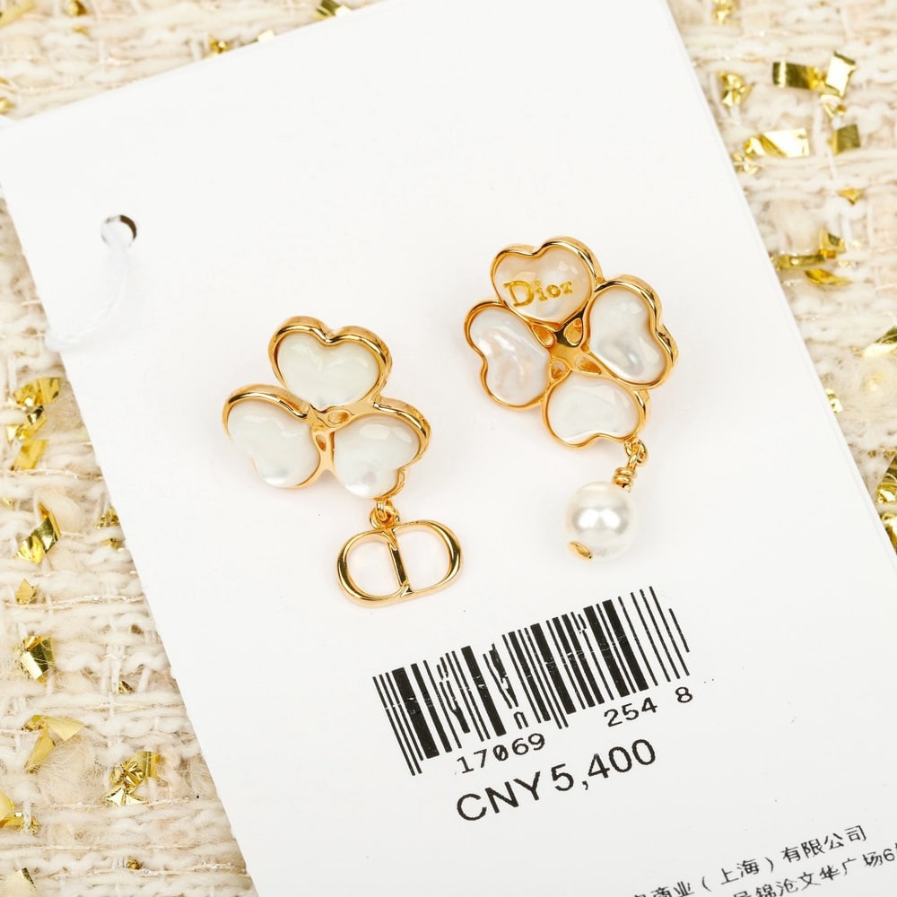 D10r Sparkling Clover Earrings