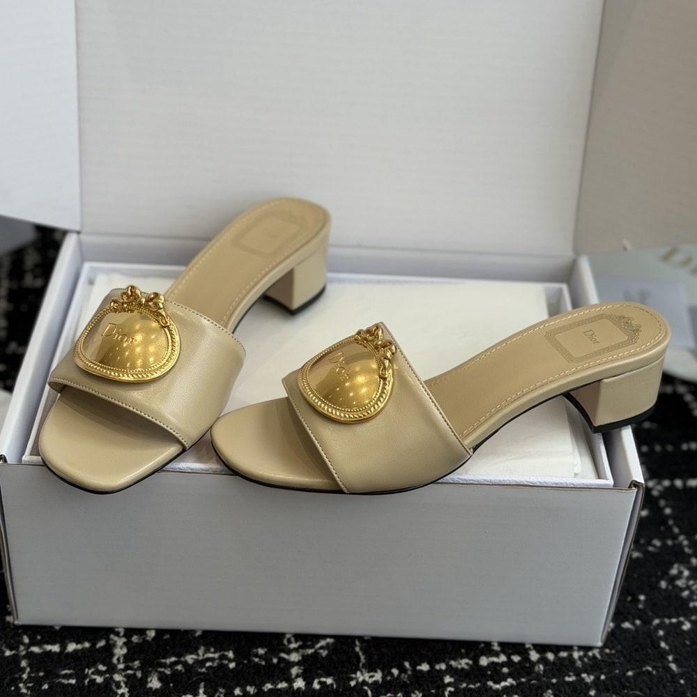 D10r Medaillon Buckle Heeled Slide (EU SIZE 35-42)