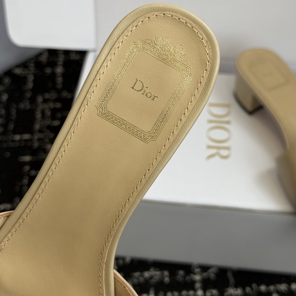 D10r Medaillon Buckle Heeled Slide (EU SIZE 35-42)
