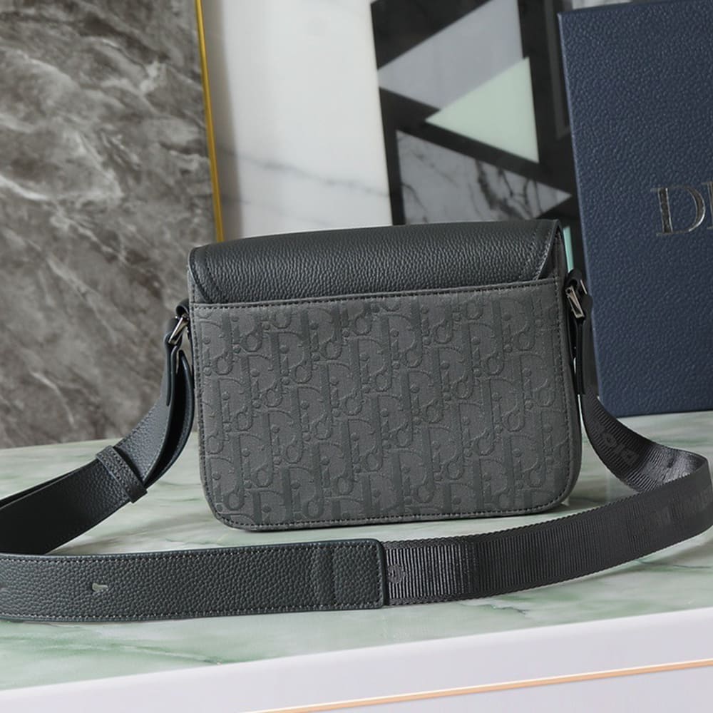 D10r Small Saddle Messenger Bag with Flap