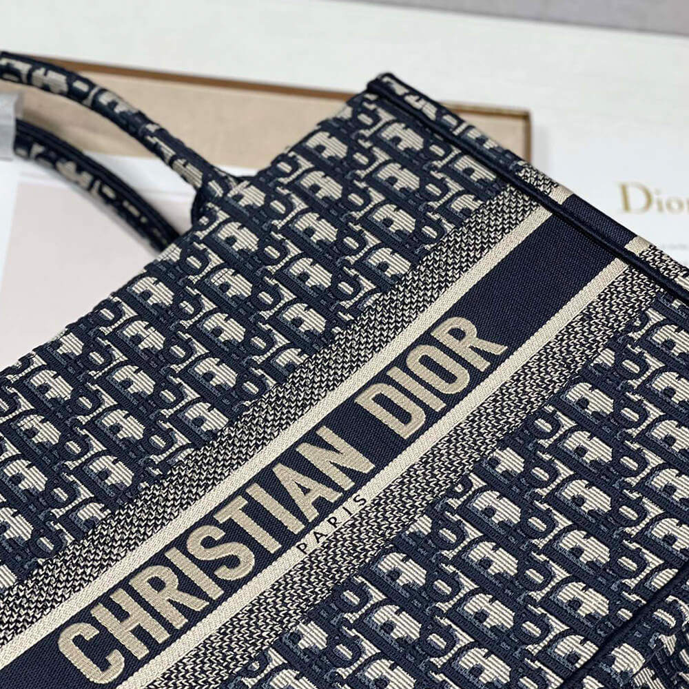 MEDIUM D10r BOOK TOTE
