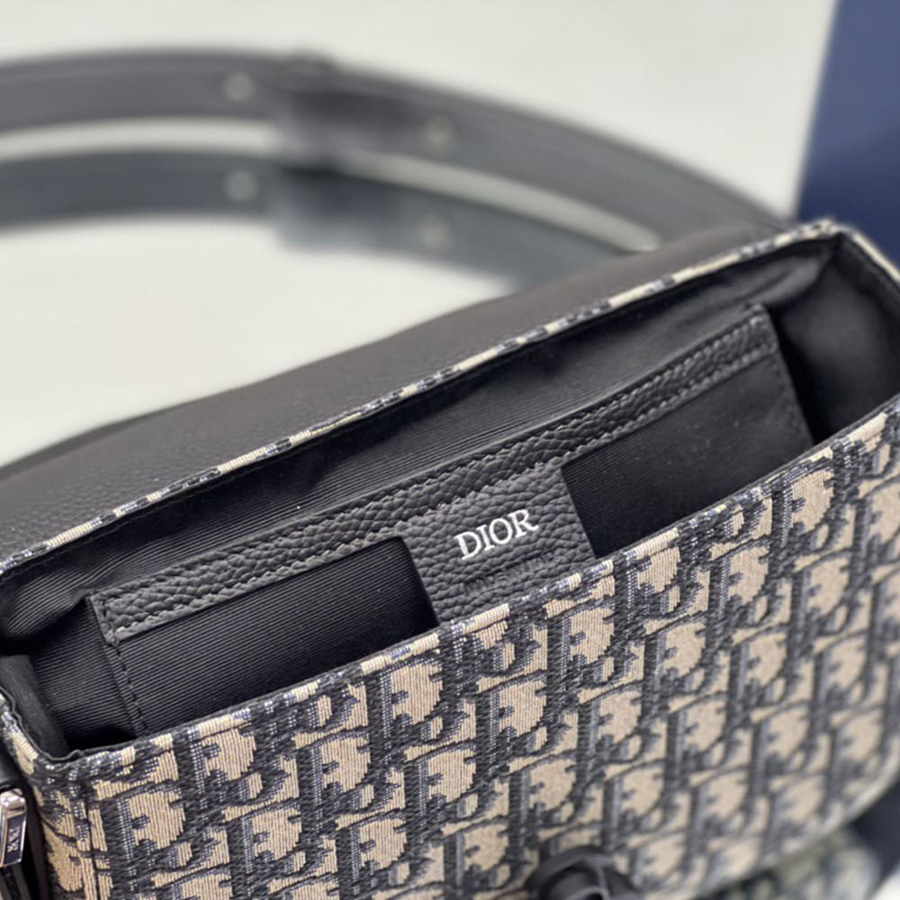 D10r Small Saddle Messenger Bag with Flap