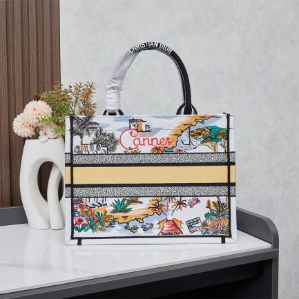 D10r Souvenir Medium D10r Book Tote